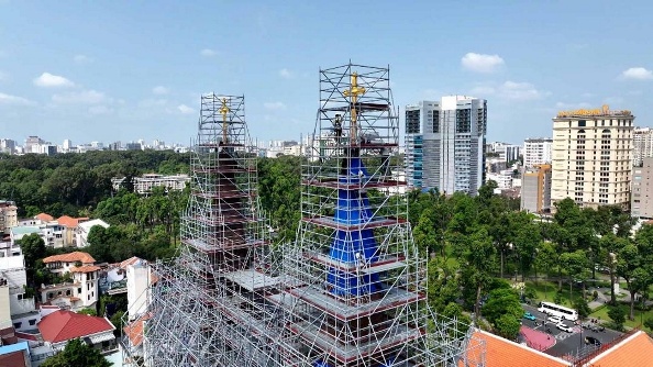 Đặt hai Thánh giá lên đỉnh tháp kẽm Nhà thờ Chính tòa Đức Bà Sài Gòn (19.03.2026)