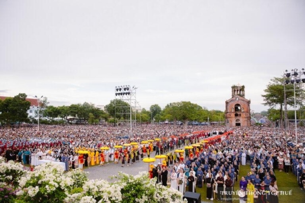 Hơn 90.000 tín hữu tham dự Thánh lễ trọng thể mừng kính Đức Mẹ Hồn Xác Lên Trời tại La Vang