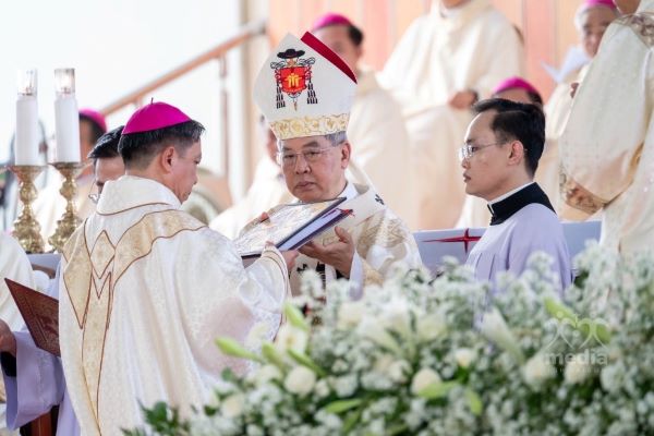 Thánh lễ truyền chức Giám mục cho Đức cha tân cử Gioan Baotixita Nguyễn Quang Tuyến
